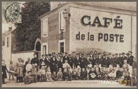 Devant le café de la Poste (Saint-Brice-Courcelles)